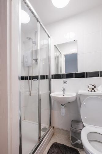Un baño de OYO The Pickering Park Hotel