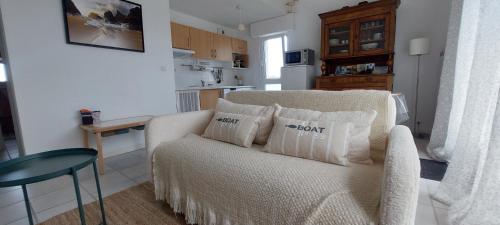 un salon avec un canapé et une table dans l'établissement Appartement 4 personnes, idéal pour les familles, à Saint-Philibert