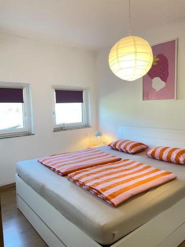 Una cama o camas en una habitación de Zentrale Wohnung mit Georgenblick