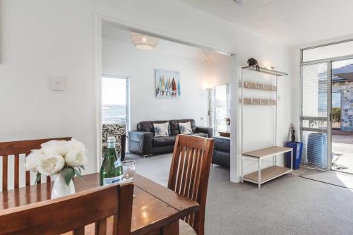 Χώρος καθιστικού στο Holiday on Hamblyn - 2 BR home near Fitzroy Beach