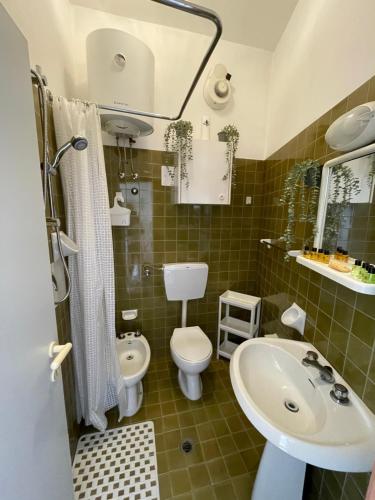 een badkamer met een wit toilet en een wastafel bij Apartament Mare e Sole z basenem i przy plaży in Marotta