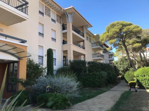 Beach 5 mins walk,Wi-fi,AC,Pool,Parking,Elevator