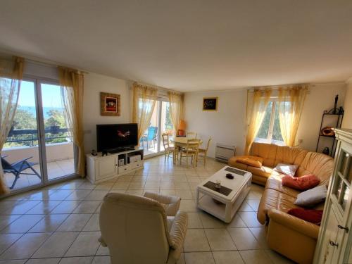 Beach 5 mins walk,Wi-fi,AC,Pool,Parking,Elevator
