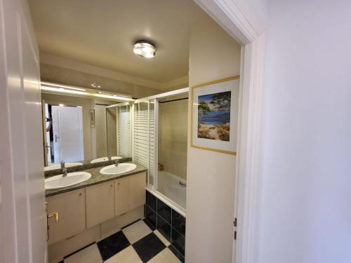 une salle de bain avec deux lavabos et une douche dans l'établissement Beach 5 mins walk,Wi-fi,AC,Pool,Parking,Elevator, à Fréjus