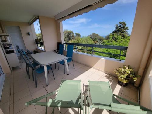 Beach 5 mins walk,Wi-fi,AC,Pool,Parking,Elevator