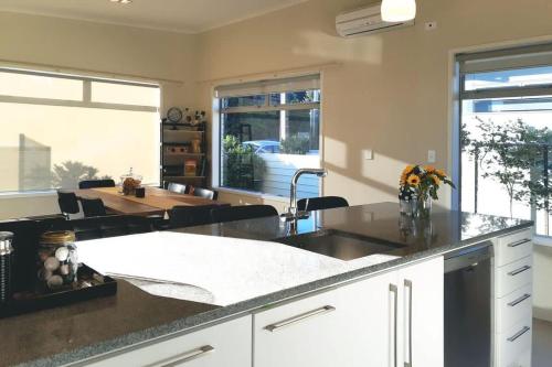 Dapur atau dapur kecil di Escape To Buller - enjoy a relaxed holiday vibe