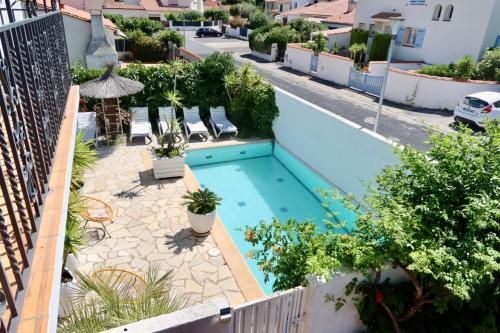 - une vue sur la piscine située dans un bâtiment dans l'établissement Maison F5 piscine, à Saint-Cyprien