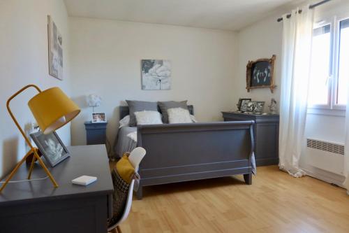 une chambre avec un lit, une table et un bureau dans l'établissement Maison F5 piscine, à Saint-Cyprien