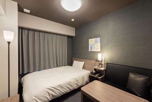 Postel nebo postele na pokoji v ubytování Hotel Route Inn Grand Nagoya Fujigaoka Ekimae