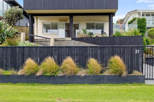 Wow On Wanaka Bay - beachfront living at its bestにある庭