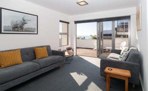 Χώρος καθιστικού στο Hobson Hot Spot - enjoy stunning sea views