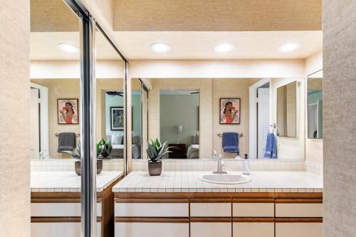 Ένα μπάνιο στο Gaze out at Panoramic Ocean Views from an Airy Coastal Oasis