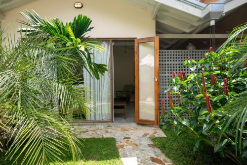 Κήπος έξω από το Stella Beach Villas
