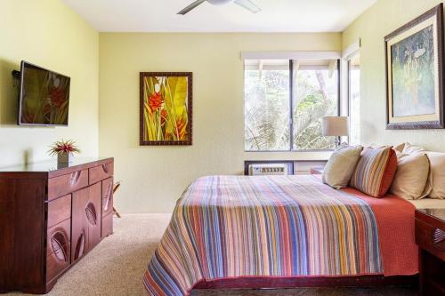 Ένα ή περισσότερα κρεβάτια σε δωμάτιο στο Gaze out at Panoramic Ocean Views from an Airy Coastal Oasis