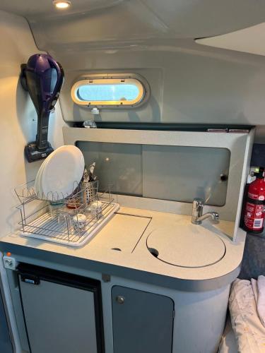 - une cuisine avec un évier et un miroir dans un coin salon dans l'établissement Location, à Antibes