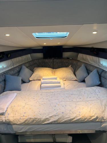 - un grand lit au milieu d'une pièce dans l'établissement Location, à Antibes