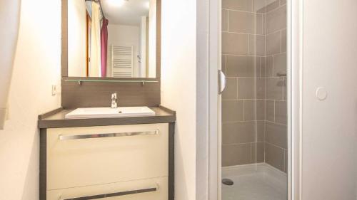 une salle de bain avec un lavabo et une douche dans l'établissement Coeur des ours B N07 - 2P4, à Les Deux Alpes