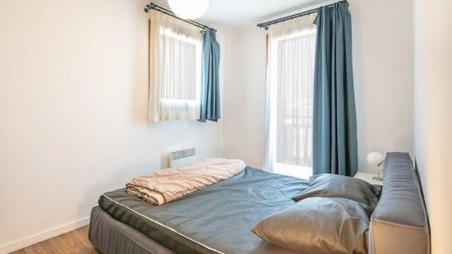 une chambre avec un lit avec une couverture dessus dans l'établissement Coeur des ours B N07 - 2P4, à Les Deux Alpes