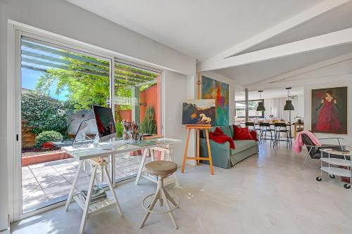 - un salon avec une table et un ordinateur dans l'établissement Antibes Loft Retreat - Happy Rentals, à Juan-les-Pins