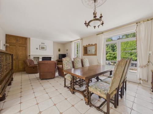 une salle à manger avec une table et des chaises en bois dans l'établissement Face a la Vézère - Maison pour 6 - Terrasse, à Montignac