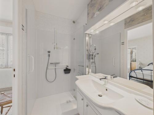 a white bathroom with a sink and a shower at Face a la Vézère - Maison pour 6 - Terrasse in Montignac