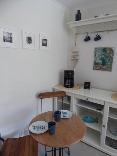 une table et deux chaises dans une pièce dans l'établissement Studio Poisson bleu in toller Ferienanlage mit Pools, Animation und Sportmöglichkeiten, à Saint-Raphaël