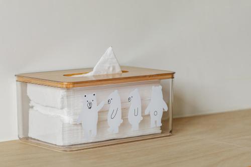 a clear box with a paper pyramid on top at 北極熊旅店 in Xiaoliuqiu