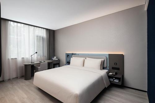 Atour Light Hotel Shenzhen Nanshan Science and Technology Park Changyuanにあるベッド