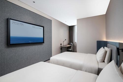 Atour Light Hotel Shenzhen Nanshan Science and Technology Park Changyuanにあるベッド