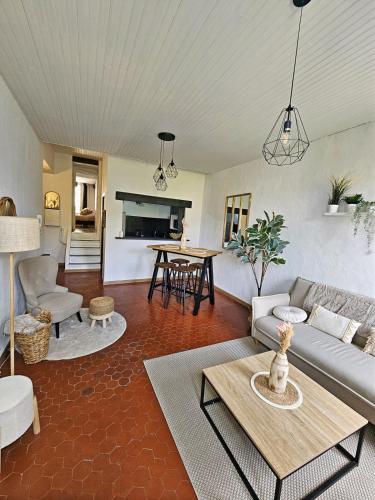 un salon avec un canapé et une table dans l'établissement Jean - 2 chambres dans le centre historique - WIFI -, à Avignon