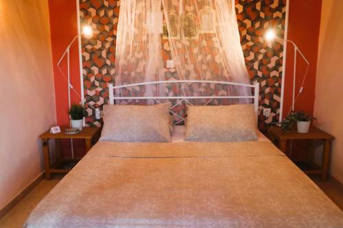 阿斯特里斯La Rosalie的一张床位,房间设有两个床头柜和一张四柱床