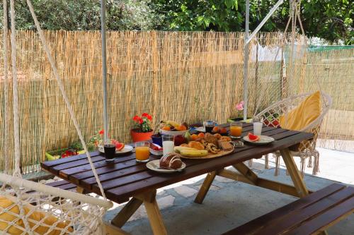 阿斯特里斯La Rosalie的一张野餐桌,上面放着食物和橙汁