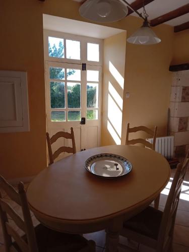 d'une table à manger avec une plaque de cuisson. dans l'établissement LES VOLETS VERTS 'The Green Shutters', à Roussines