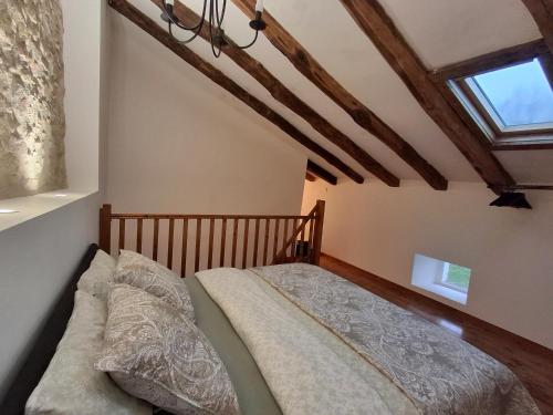 une chambre avec un lit et une fenêtre dans l'établissement LES VOLETS VERTS 'The Green Shutters', à Roussines