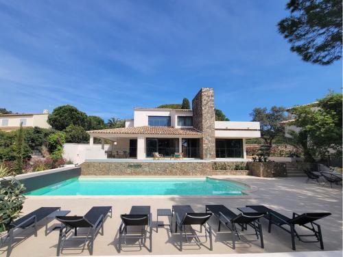 Villa Boucharel, grande piscine, à 10 min à pied de la plage