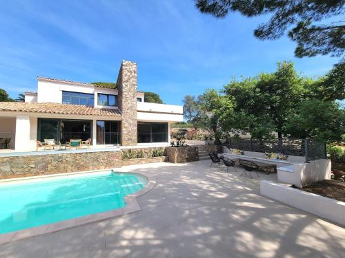 une villa avec piscine et une maison dans l'établissement Villa Boucharel, grande piscine, à 10 min à pied de la plage, à Roquebrune-sur Argens