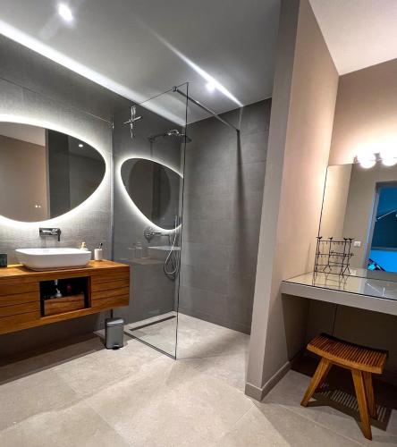 une salle de bain avec une douche en verre et un lavabo dans l'établissement Villa Boucharel, grande piscine, à 10 min à pied de la plage, à Roquebrune-sur Argens