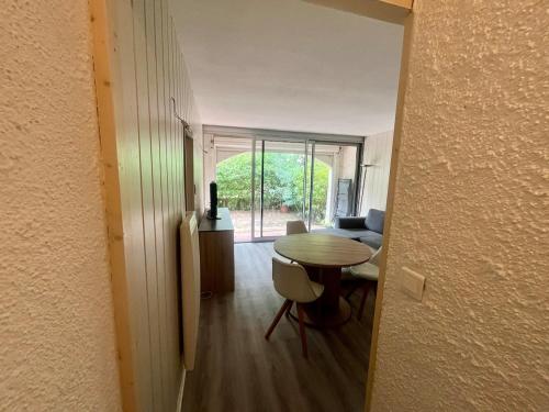 une pièce avec une table et une salle à manger dans l'établissement T2 avec jardin 100m de la mer, à Argelès-sur-Mer