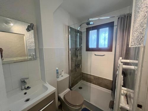 une salle de bain avec toilettes, lavabo et douche dans l'établissement T2 avec jardin 100m de la mer, à Argelès-sur-Mer
