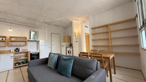 Stylish flat with natural light for 4 pax - LR1