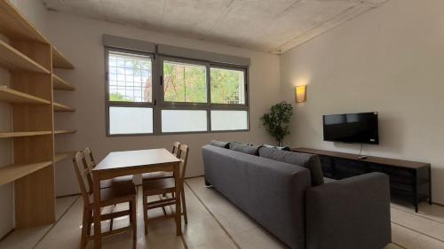 Stylish flat with natural light for 4 pax - LR1