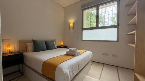 Stylish flat with natural light for 4 pax - LR1