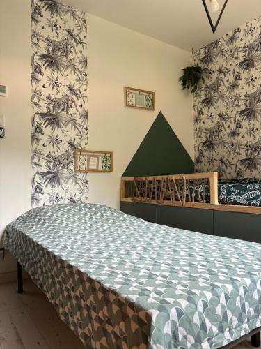 - une chambre avec un lit dans une pièce avec du papier peint dans l'établissement La Villa Détente, à Saint-Vincent-de-Tyrosse