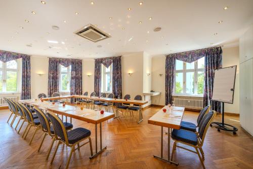 a meeting room with a long table and chairs at Ringhotel Seehof in Berlin