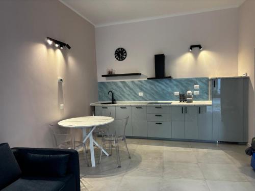 una cocina con una mesa y una encimera en La mia Griona, en Vigevano