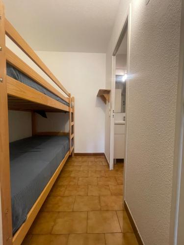 Cette petite chambre dispose de lits superposés et d'un couloir. dans l'établissement Studio Fontsainte Terrasse Parking Clim Proche Mer, à La Ciotat