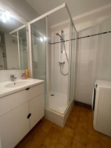 une salle de bain avec douche et lavabo dans l'établissement Studio Fontsainte Terrasse Parking Clim Proche Mer, à La Ciotat