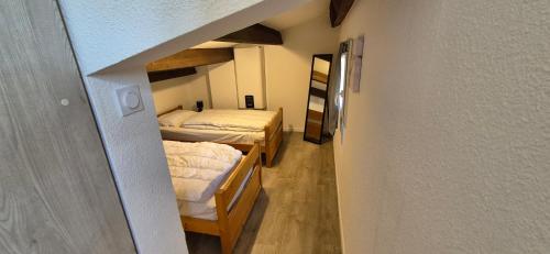 阿格德角Green Village, Maison climatisée, 6 pers, piscine, wifi, garage, terrasse的一间有两张双层床的小房间