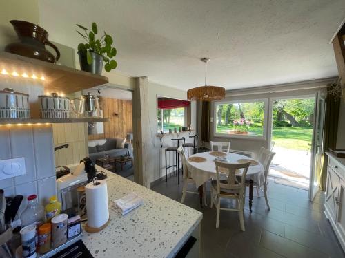 une cuisine et une salle à manger avec une table et des chaises dans l'établissement Chalet de l'Yeres, à Canehan