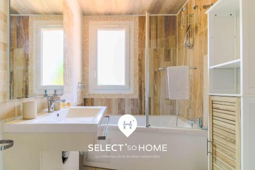 une salle de bain avec un lavabo, une baignoire et une douche dans l'établissement SELECT'soHOME - Jolie maison pour 6 personnes avec jardin - MAISON OASIS, à Bormes-les-Mimosas